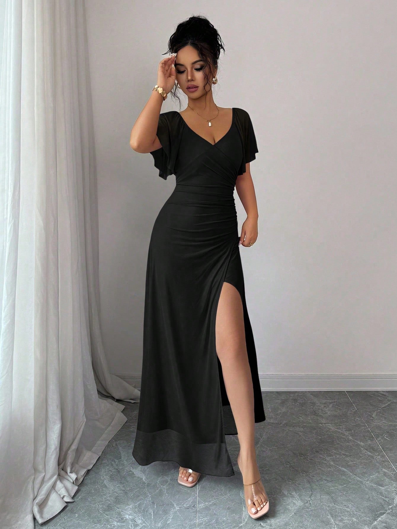 Vestido morado claro con cuello en V, mangas con volantes, cintura plisada y abertura - Imagen 3