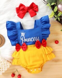 Vestido de una pieza con diseño de corona y letras, decorado con lazo