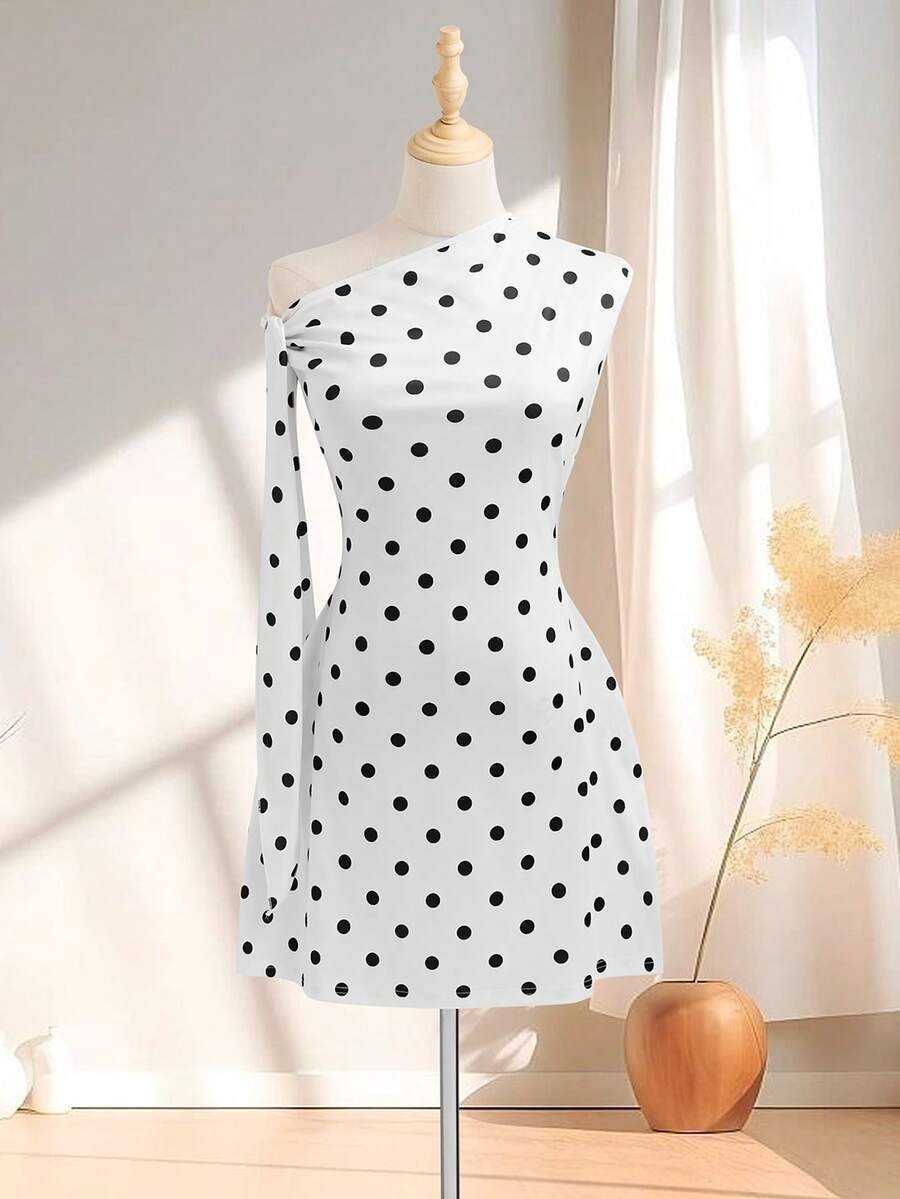 Vestido corto minimalista de mujer con tirantes atados - Imagen 2