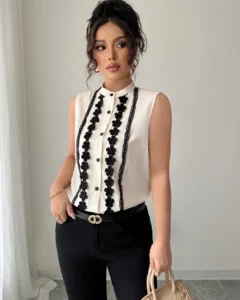 Blusa con aplicaciones de encaje negro sin mangas