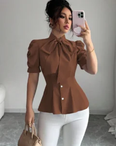 Blusa elegante de mujer con cuello de corbata y cintura de unicolor