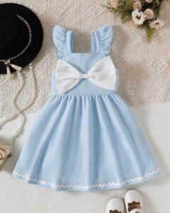 Vestido blanco elegante para niña con gran lazo y ribete de cinta ondulada