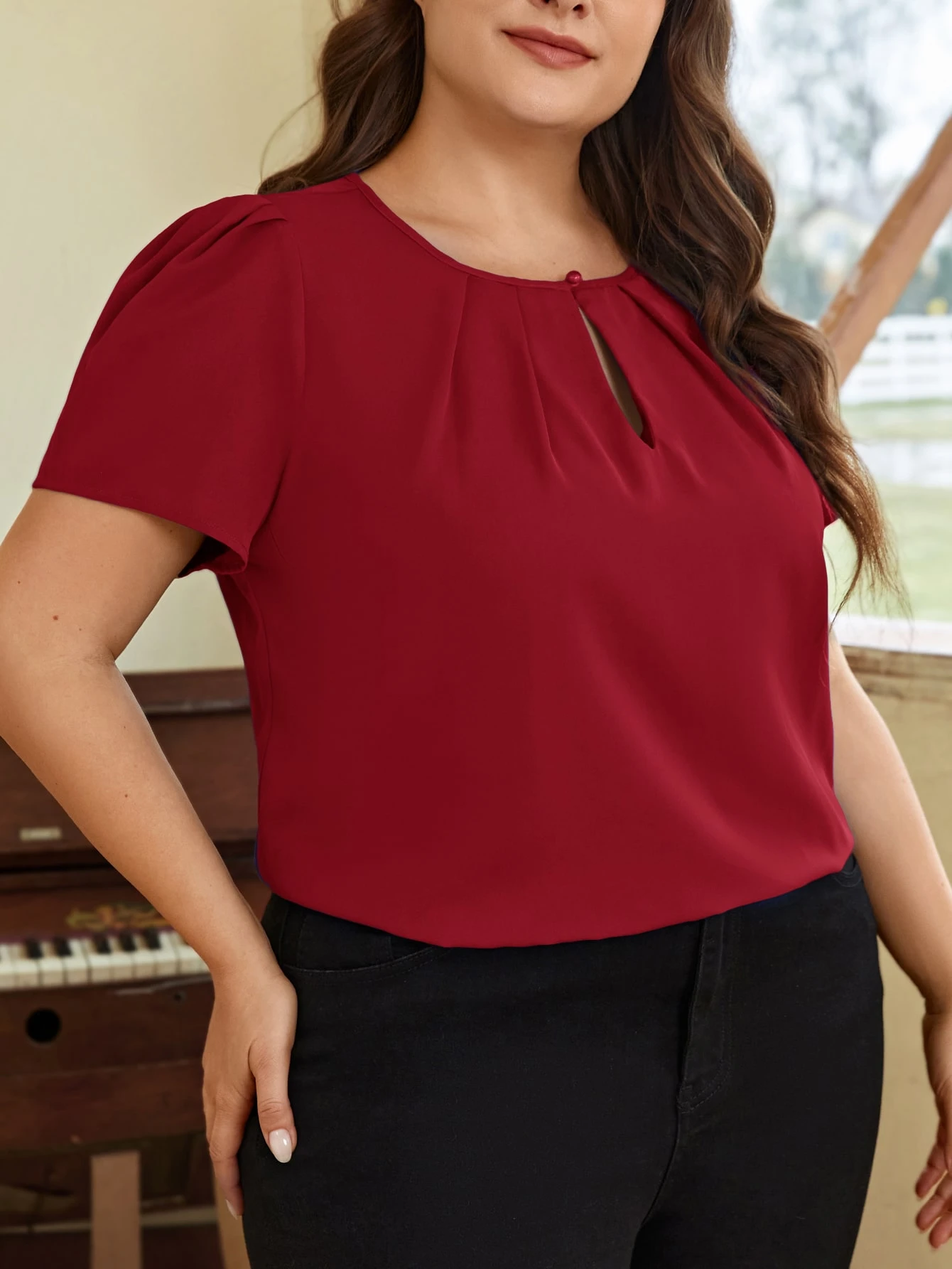 Blusa con cuello de ojo de cerradura, manga corta y pliegues delanteros - Imagen 3