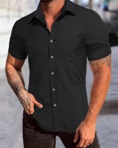 Camisa unicolor con botón con parche de bolsillo