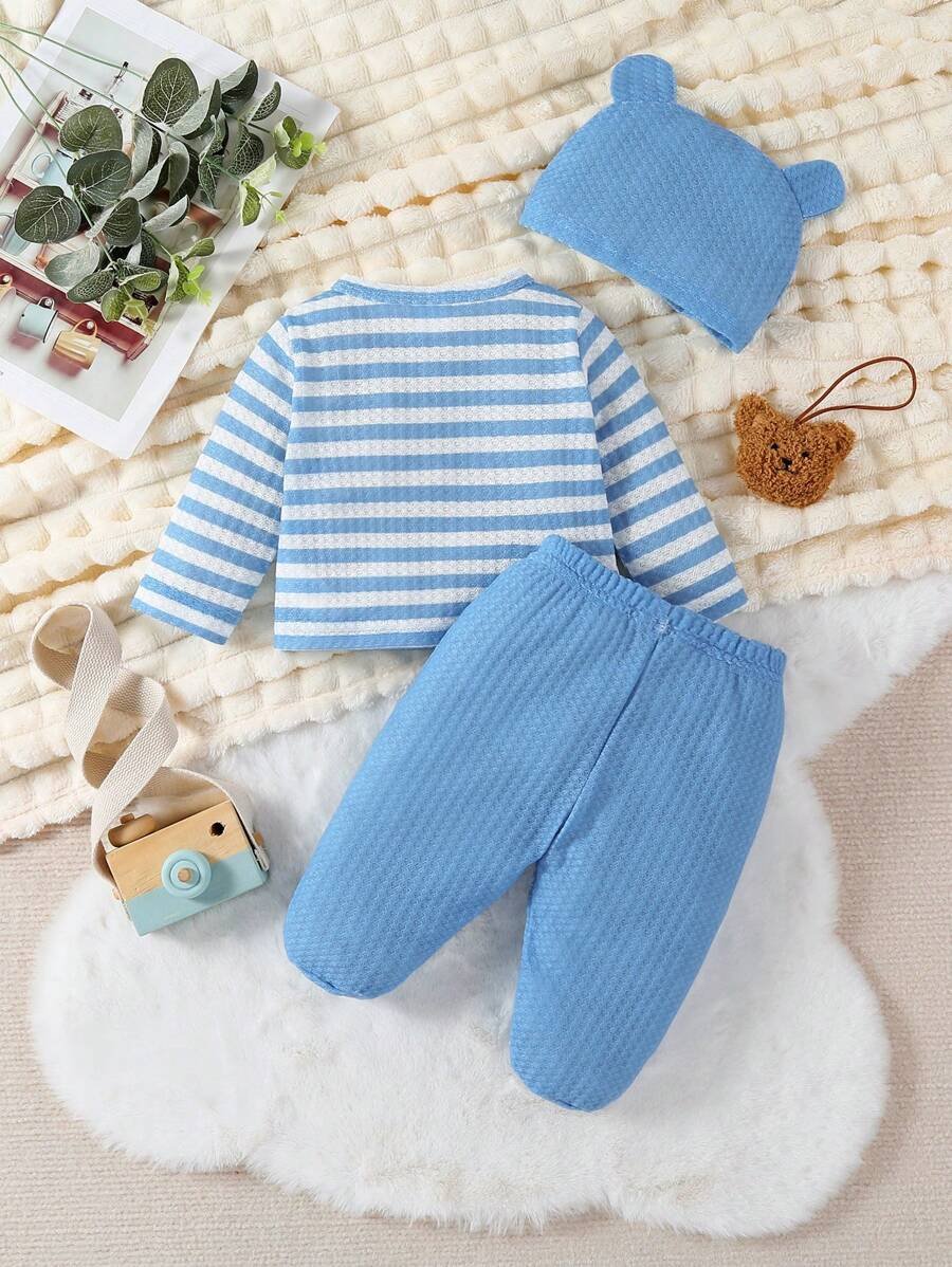 Playera de manga larga con rayas verdes con nudo, pantalones bordados con oso y gorra - Imagen 2