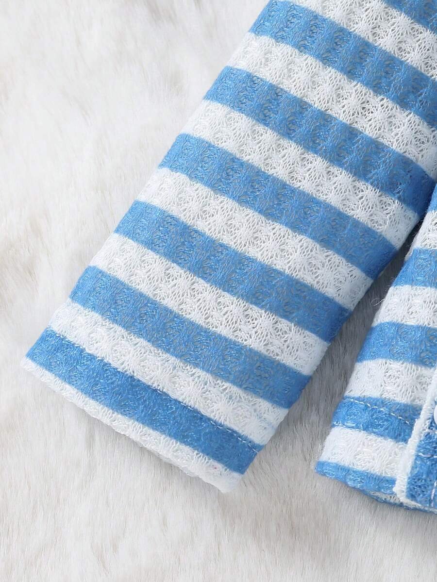 Playera de manga larga con rayas verdes con nudo, pantalones bordados con oso y gorra - Imagen 3