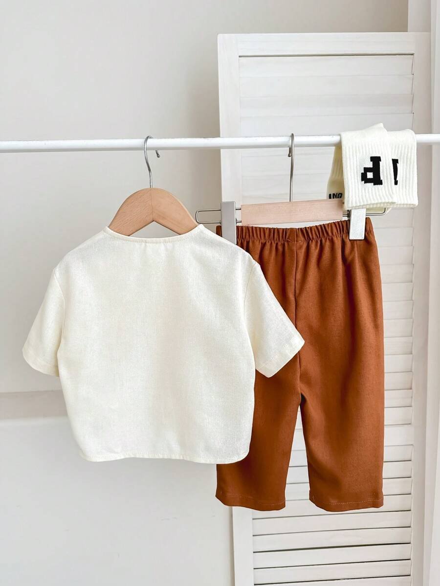 Camisa de manga corta con bolsillo decorado y pantalones de cintura elástico - Imagen 2