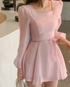 Vestido mini de manga larga con cuello redondo