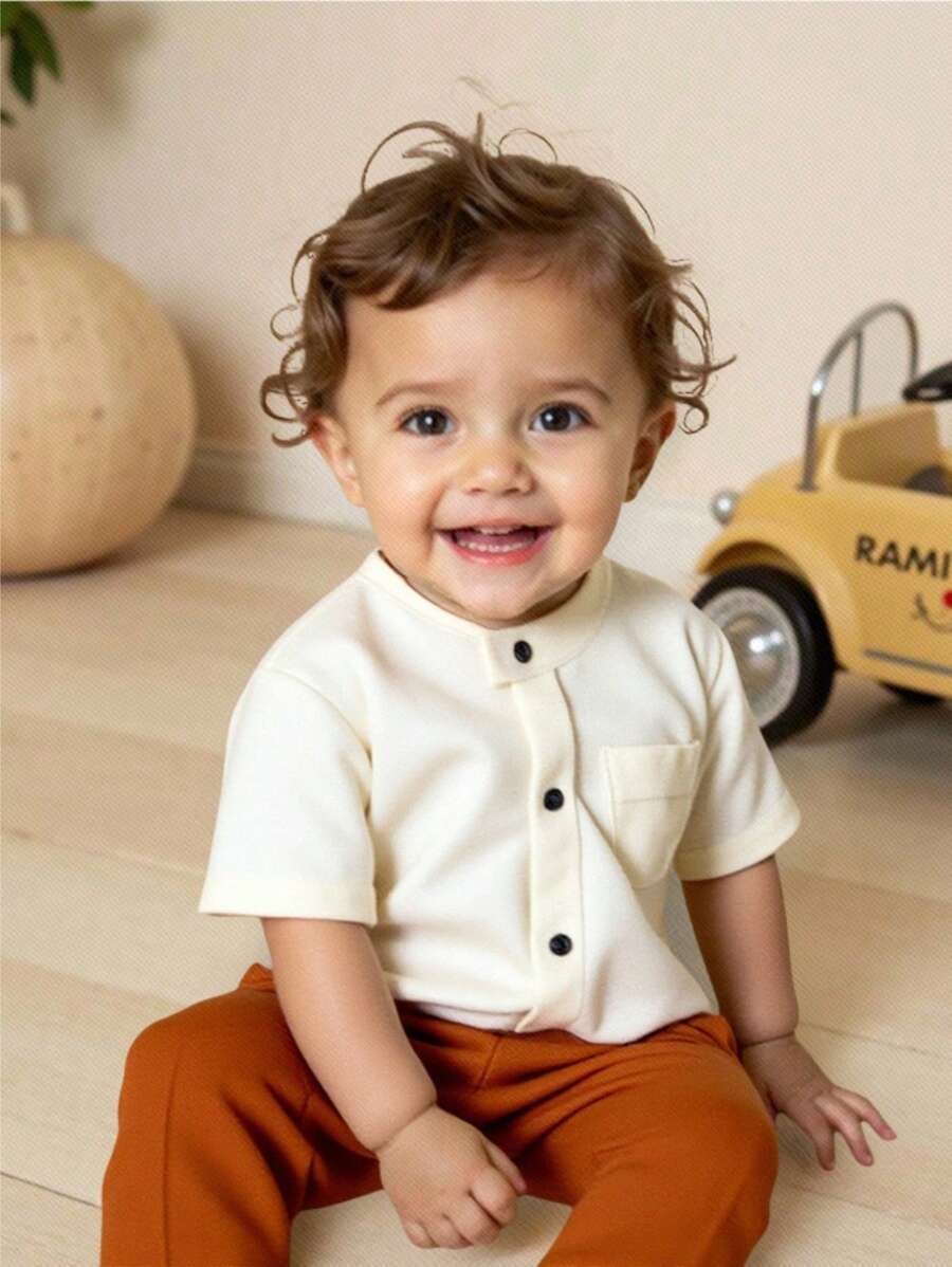 Camisa de manga corta con bolsillo decorado y pantalones de cintura elástico