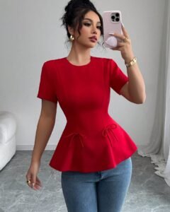 Blusa con cintura ceñida, detalle de lazo y cremallera posterior