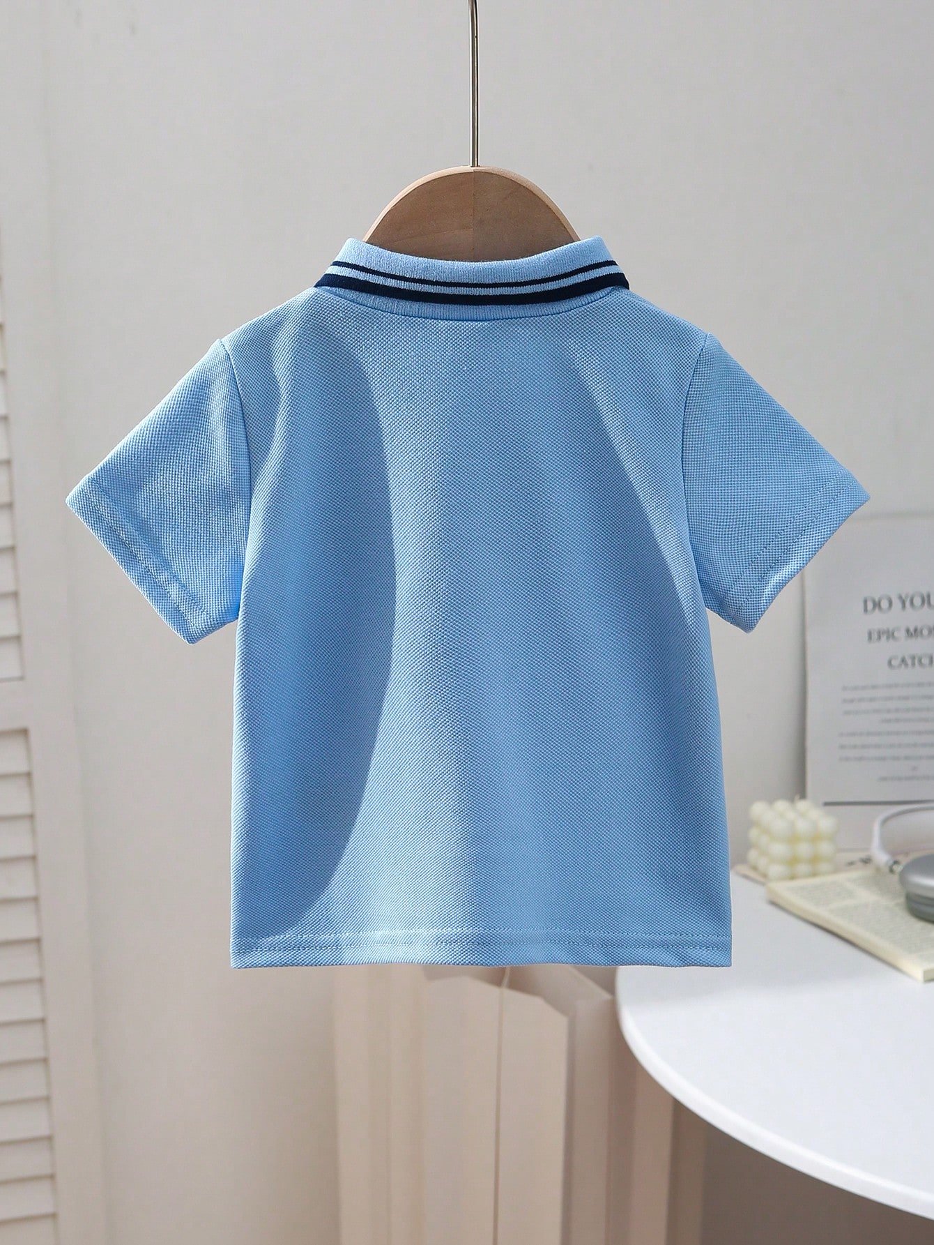 Camiseta de manga corta con cuello polo para bebés niños con diseño bordado - Imagen 2