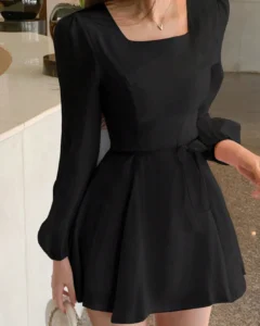 Vestido mini de manga larga con cuello redondo