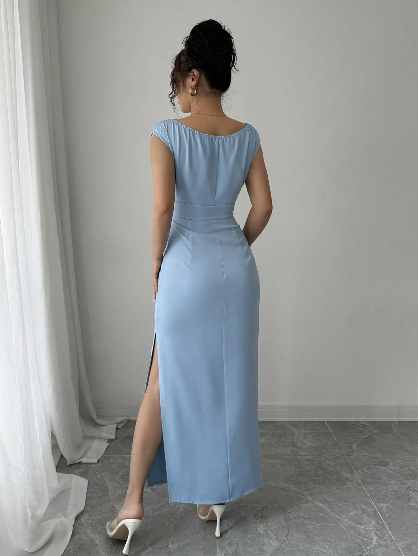 Vestido de mujer de un solo color con decoración de perlas falsas - Imagen 2