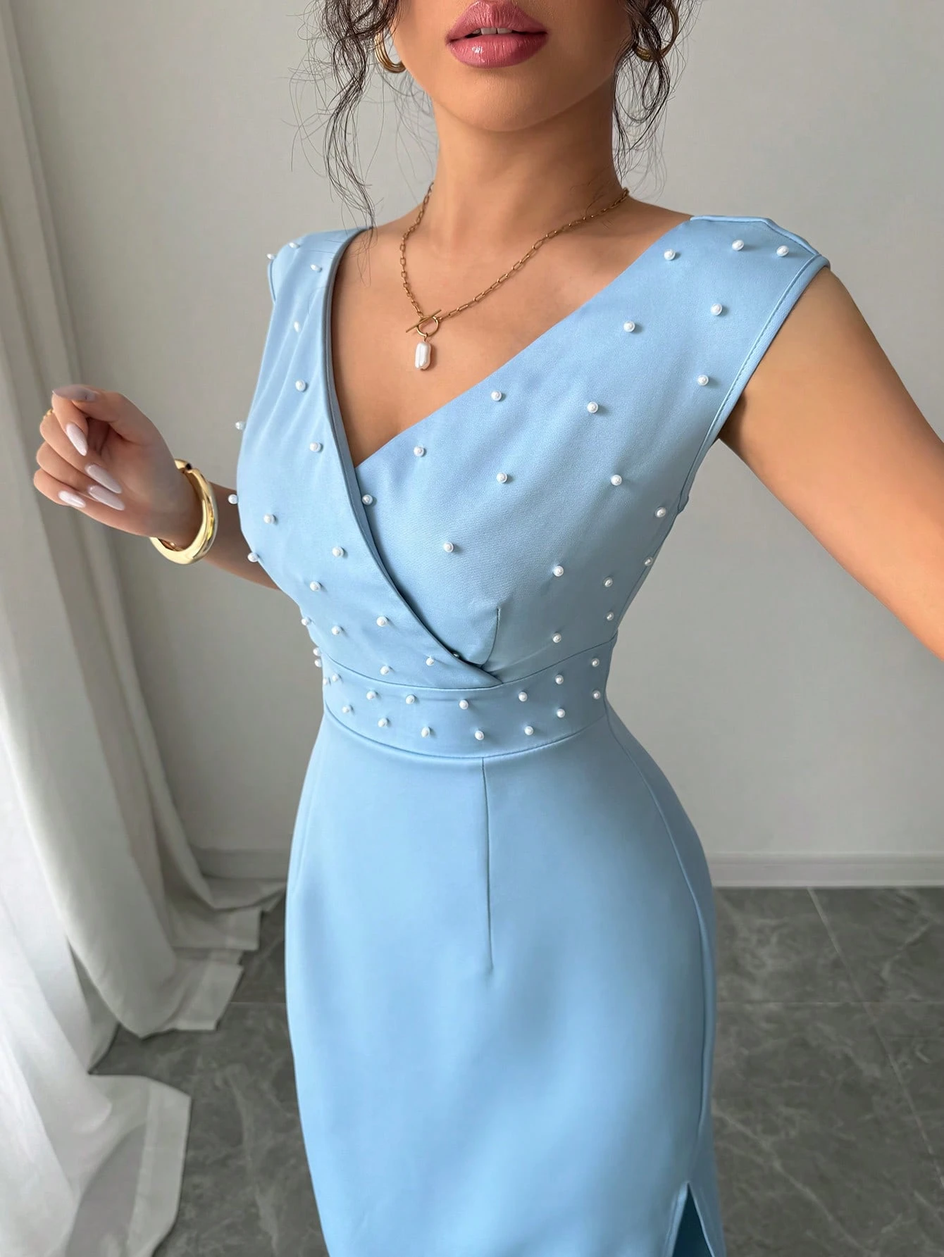 Vestido de mujer de un solo color con decoración de perlas falsas - Imagen 3