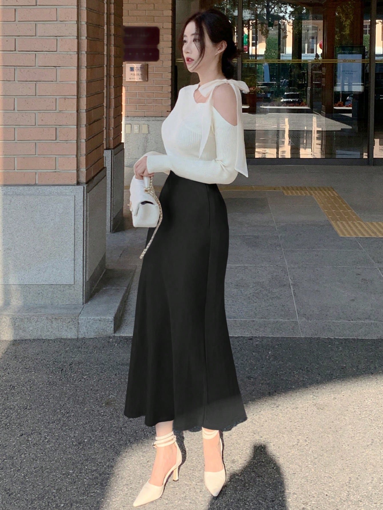 Falda de satén de corte ajustado con silueta de sirena - Imagen 2