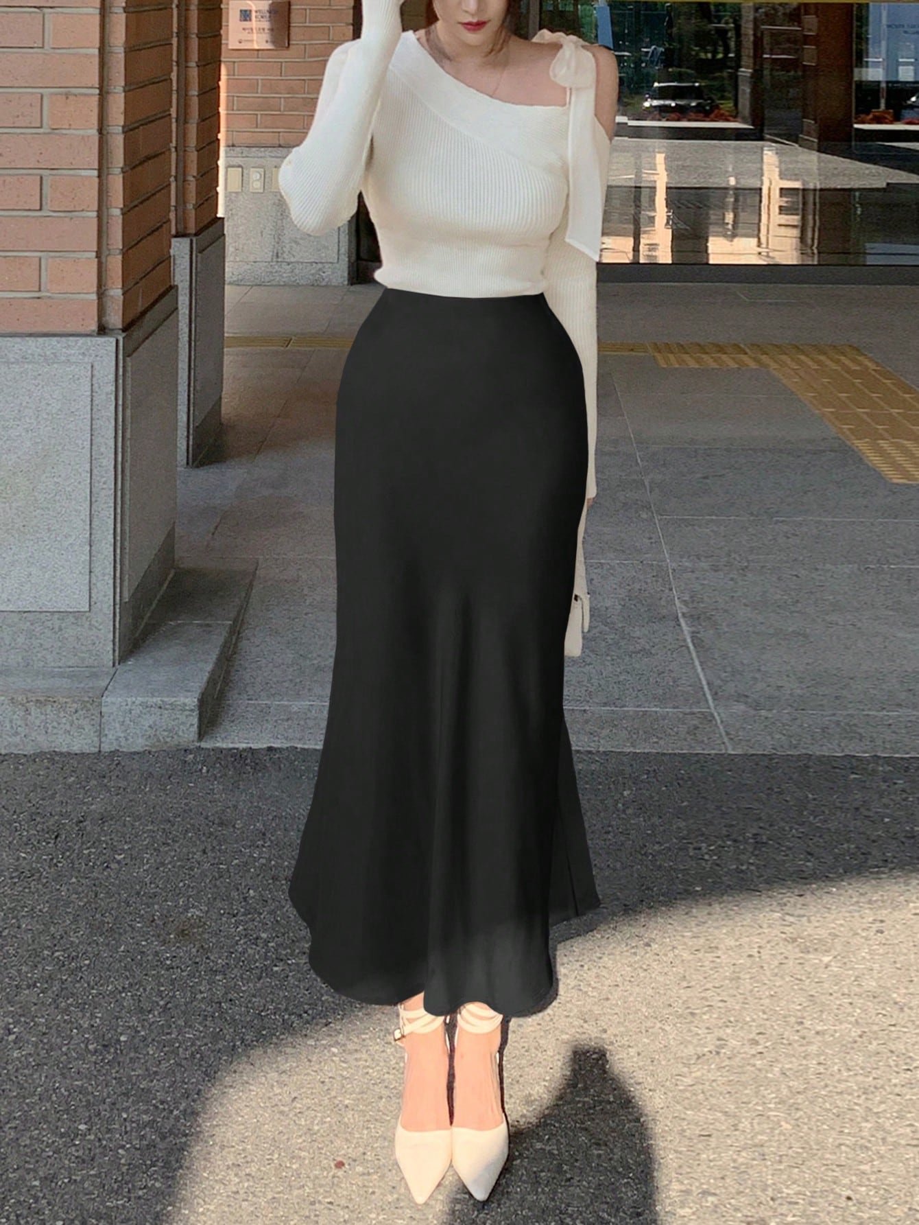 Falda de satén de corte ajustado con silueta de sirena - Imagen 3