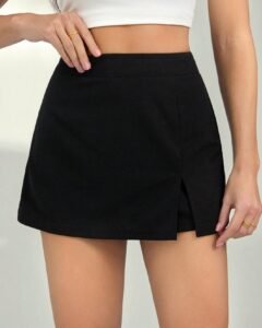 Short corto tipo minifalda con abertura lateral de unicolor