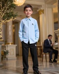 Conjunto informal elegante de camisa azul claro y pantalones para niños