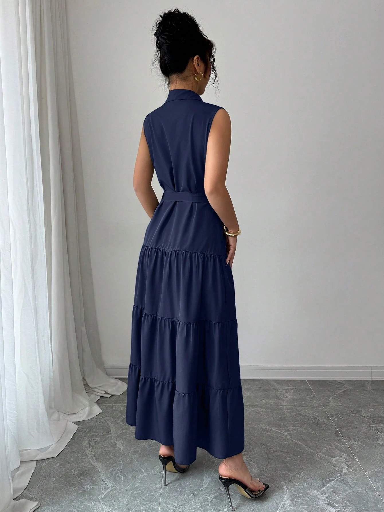 Vestido camisero informal sin mangas con volantes en el bajo - Imagen 2