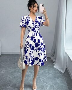 Vestido mini ajustado con pliegues y estampado