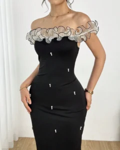 Vestido elegante con hombros descubiertos, adornado con perlas y volantes
