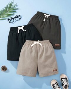 Pantalon corto tejido informal de unicolor con insignia de letra