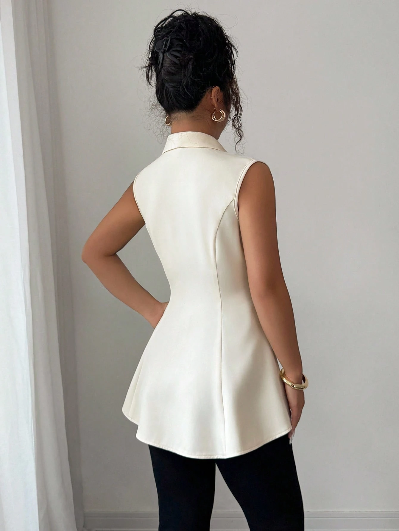 Chaqueta regular sin mangas de mujer con cuello en V - Imagen 2