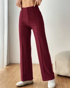 Pantalones burdeos minimalistas y casuales