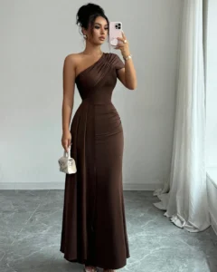 Vestido elegante y casual con cuello oblicuo