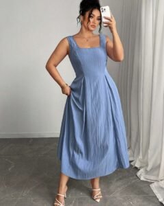 Vestido elegante con cuello cuadrado, cintura ceñida y silueta evasé