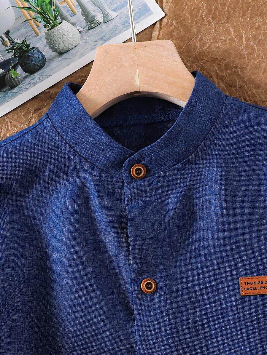 Camisa casual de manga corta con cuello mao, unicolor azul clásico - Imagen 3