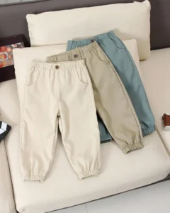 Pantalone casuale de niño pequeño con cintura elástica y bolsillos