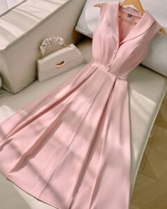 Vestido sin mangas con botones delanteros y cuello rosa plisado