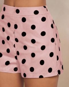 Pantalones cortos ajustados de lino con lunares marrones