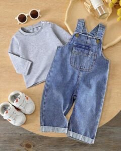 Conjunto de peto vaquero y camiseta de manga larga