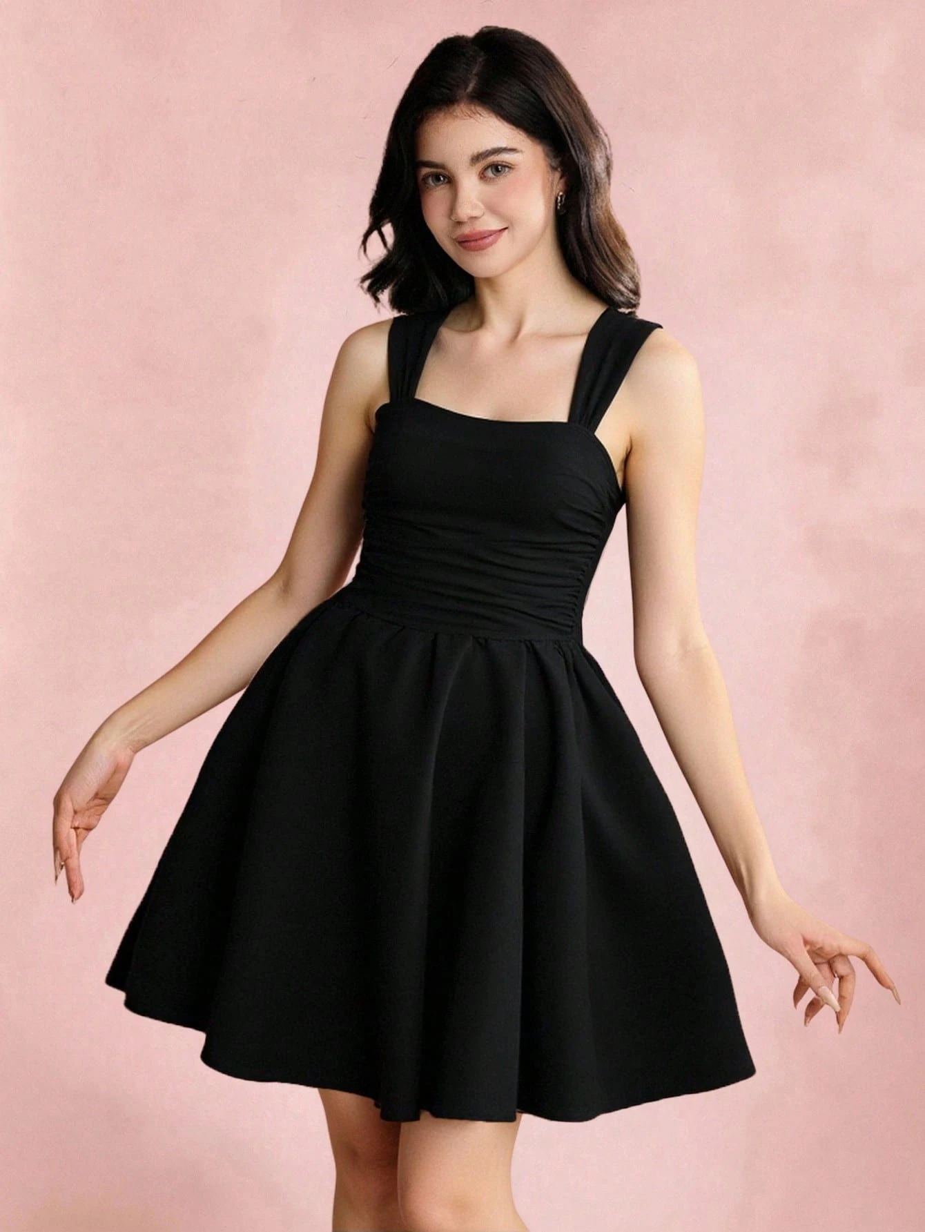 Vestido negro formal elegante y cómodo con volantes y tirantes anchos