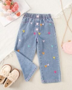 Jeans azul desgastado y bordado de corazón multicolor