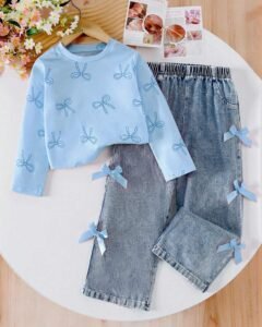 Camiseta de manga raglán, cuello redondo y pantalones vaqueros rectos