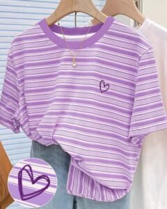 Camiseta de cuello redondo de rayas multicolor y bordado de corazón