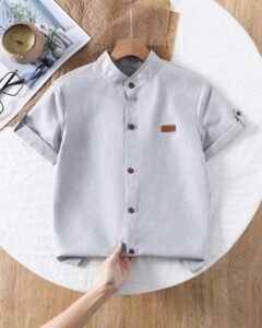 Camisa casual de manga corta de color azul sólido con cuello de pie