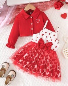 Chaqueta de manga larga con bordado de corazón con un vestido minimalista de malla