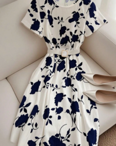 Vestido de verano ajustado de manga corta con cuello redondo