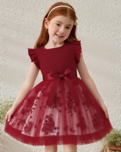 Vestido de niña elegante con mangas de vuelo de malla y contraste