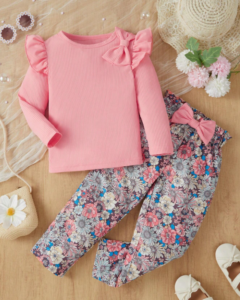 blusa de manga larga con estampado floral y volantes y pantalones
