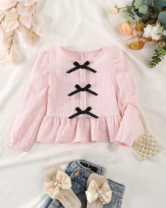 Blusa de manga larga con cuello redondo, volantes en el bajo y decoración de moño