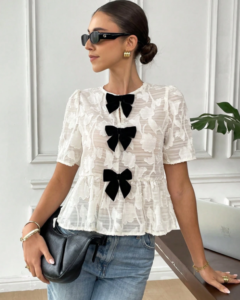 Camisa de manga corta con lazo y diseño de color contrastante