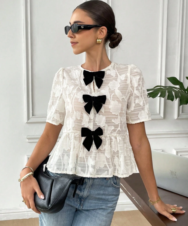 Camisa de manga corta con lazo y diseño de color contrastante