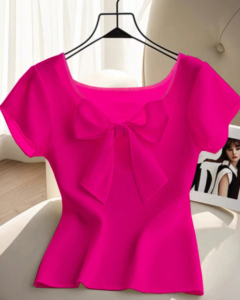 Blusa con volantes en el dobladillo, cuello lindo y detalle de atar al frente