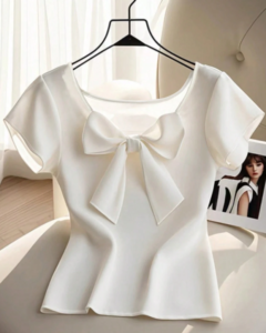 Blusa con volantes en el dobladillo, cuello lindo y detalle de atar al frente