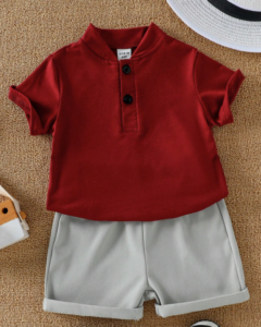 camiseta de manga corta con cuello alto y pantalones de color contrastante